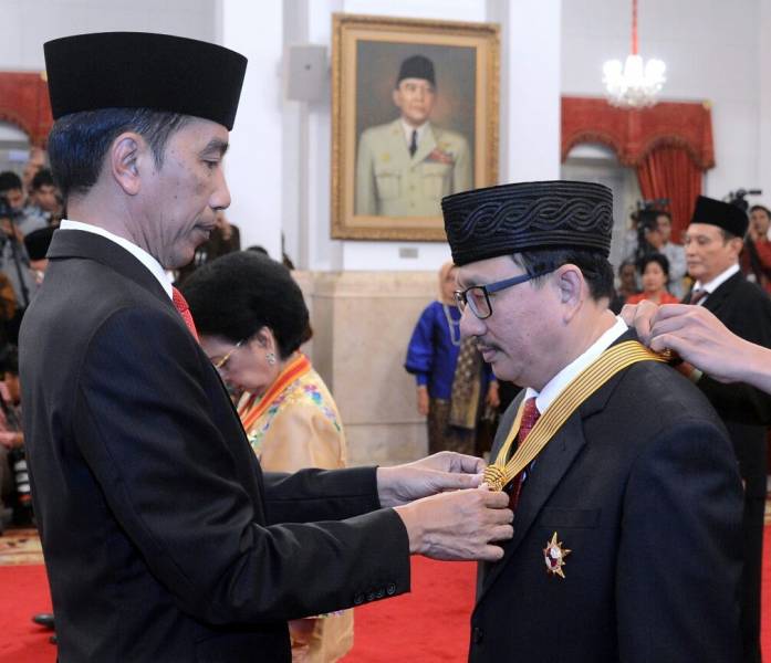 Wakil Gubernur Kalimantan Barat Christiandy Sanjaya Dianugerahi Bintang Jasa Utama